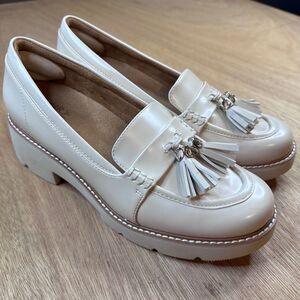 Naturalizer Women’s Loafers US 9.5 Beige Gold-Tone Tassel Chunky Lug Sole